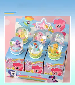 Gros plan de six boules de cristal poney colorées avec lumière et boîte cadeau