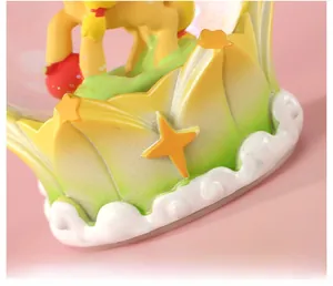 Détail de la base de boule de cristal poney avec étoiles et collines vertes