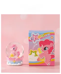 Détail de la boule de cristal poney rose et sa boîte cadeau avec effet bokeh