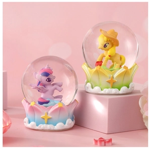 Détail de boules de cristal My Little Pony avec bases colorées et figurines de poneys