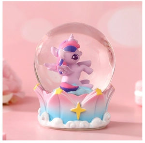 Détail de la boule de cristal licorne avec base texturée d'étoiles et de nuages