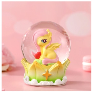 Détail macro de la boule de cristal Fluttershy avec base lumineuse sur fond rose