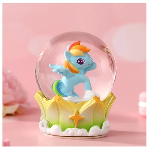 Vue détaillée de la boule de cristal Rainbow Dash avec base nuage et sphère en verre