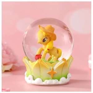 Détail de la boule de cristal poney avec base étoilée brillante et décor rose de rêve