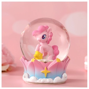 Gros plan détaillé de la boule de cristal My Little Pony avec socle étoilé et bokeh doux