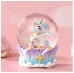 Gros plan détaillé d'une boule de cristal licorne avec base couronne et fond bokeh rose