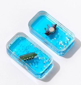 Vue macro d'un presse-papier liquide avec bateau flottant dans des paillettes bleues