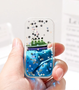 Gros plan d'un paquebot miniature flottant dans un liquide bleu en bloc acrylique manuel