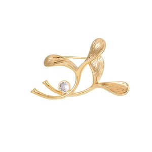 Elegant gold ginkgo leaf brooch with zircon stone inlay in a minimalist French style