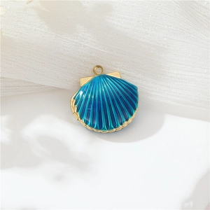 Makroaufnahme der 14k vergoldeten Muschel-Medaillon mit blauem Emaille-Detail