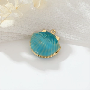 Detailaufnahme des 14k vergoldeten Muschelmedaillons mit cyanfarbener Emaille-Füllung