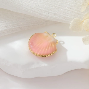 14k Gold Muschel-Medaillon mit rosa Emaille-Finish auf weißem Steinsockel