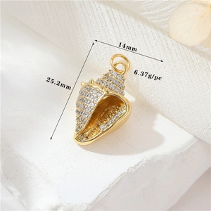 Détail d'un pendentif coquillage en or 14k avec pavé de zircons et dimensions