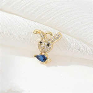 Pendentif lapin en or 14 carats avec pierre bleue en forme de poire et détails en zircon pavé