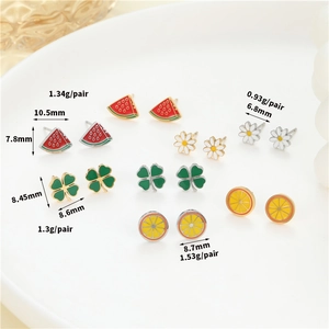 Süße Emaille-Ohrstecker Set mit Obst- und Blumenmustern auf einem weißen Keramiktablett