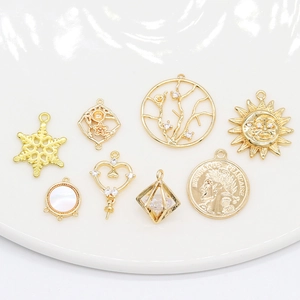 Pendentifs en Cuivre Plaqué Or 14K pour Bijoux DIY Breloques Avec Incrustation de Strass et Coquillage Flocon de Neige Cœur Soleil Fleur Forme Géométrique pour Fabrication de Colliers Bracelets Accessoires