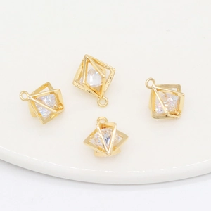 Lot de quatre pendentifs géométriques dorés avec cristaux de zircone cubique transparents