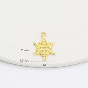 Gros plan détaillé du pendentif flocon doré avec des dimensions de 20mm x 14mm