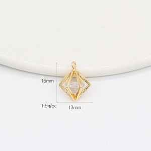 Détail d'un pendentif losange doré géométrique avec zircon et dimensions indiquées