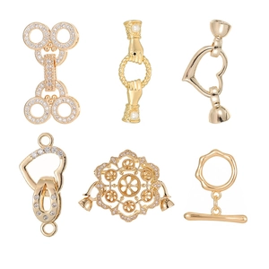 Six connecteurs et fermoirs de bijoux plaqués or avec strass sur fond blanc