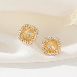 Orecchini a perno quadrati placcati oro 14K con zirconi e raffinato design a fiori
