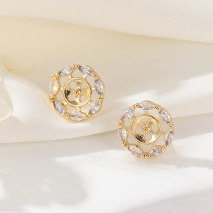Orecchini a fiore placcati oro 14K con zirconi marquise e perle dal design raffinato