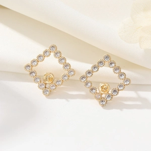 Dettaglio di orecchini quadrati placcati oro 14K con zirconi e base per incastonare perle