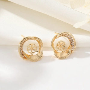 Dettaglio orecchini a fiore placcati oro 14K con zirconi incastonati su seta delicata