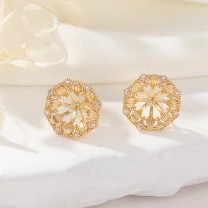 Dettaglio dei orecchini ottagonali placcati in oro 14K con zirconi micro-incastonati