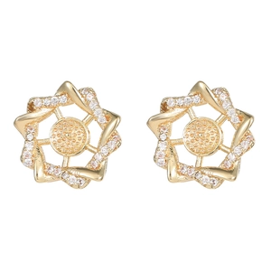 Orecchini a stella placcati oro 14K con pavé di zirconi e design geometrico elegante e fine