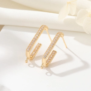 Nahaufnahme von 14K vergoldeten Zirkonia-Büroklammer-Ohrringen mit Ösen für DIY-Schmuck