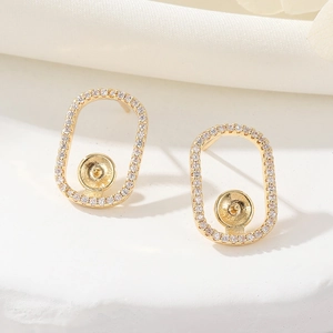 Makroaufnahme von 14K vergoldeten Ohrring-Rohlingen mit Zirkonia-Mikropavé-Fassung