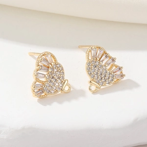 Makrodetail der 14K vergoldeten Herz-Schmetterling Ohrstecker mit Mikro-Zirkon-Inlay