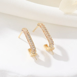 Makroaufnahme von 14K vergoldeten Zirkonia-Ohrstecker-Rohlingen für DIY-Perlenschmuck