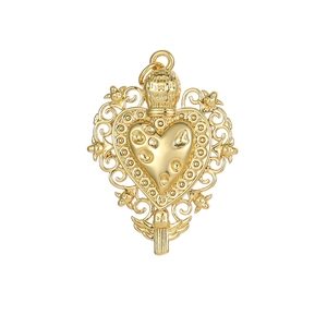 Pendentif cœur doré style baroque avec filigrane complexe et gravure évidée élégante