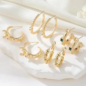 Pendientes de aro bañados en oro de 14K y botones de esmeralda en seda y mármol