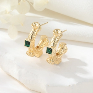 Pendientes de aro en C bañados en oro de 14K con piedras verdes y textura de lava única