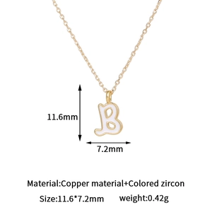 Vista detallada del colgante letra B en esmalte blanco de cobre chapado en oro 14K con medidas