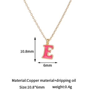 Detalle del colgante letra E en esmalte rosa y cobre chapado en oro de 14K con medidas