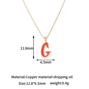 Detalle del colgante letra G en esmalte rojo bañado en oro de 14K con dimensiones