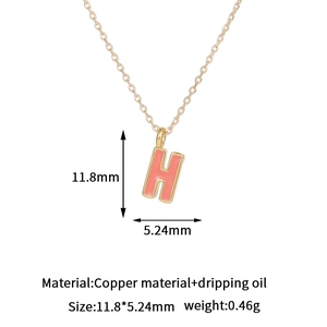 Detalle del colgante letra H esmaltado rosa en cadena de cobre bañado en oro 14K