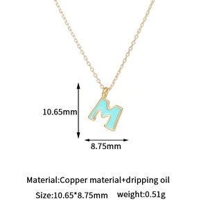 Detalle del colgante letra M chapado en oro 14K con esmalte azul, mide 10,65x8,75mm