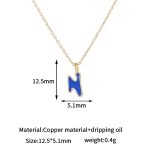 Detalle del colgante de cobre chapado en oro 14K con esmalte azul, mide 12,5mm por 5,1mm