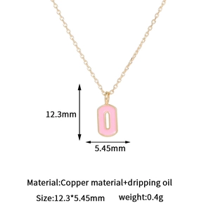 Detalle del colgante letra O en esmalte rosa con medidas y chapado en oro de 14 quilates