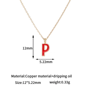 Vista de detalle del colgante letra P roja en cobre chapado en oro 14K 12mm