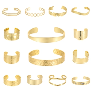Collezione di dodici bracciali rigidi aperti placcati oro 14K con zirconi e vari design