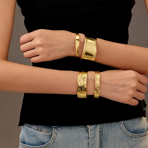 Set di quattro bracciali dorati martellati da donna con uno stile vintage a strati unico
