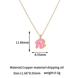 Detalle del colgante letra R en esmalte rosa y cobre chapado en oro 14K con medidas