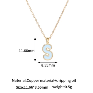 Detalle del colgante letra S bañado en oro 14K mostrando dimensiones y material cobre