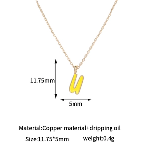 Detalle del colgante letra U con dimensiones de 11,75mm por 5mm en oro y esmalte amarillo